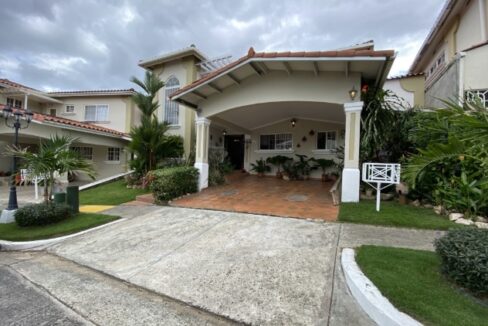 spacious-family-home-in-brisas-del-golf-panama-city-panama-ushombi-1