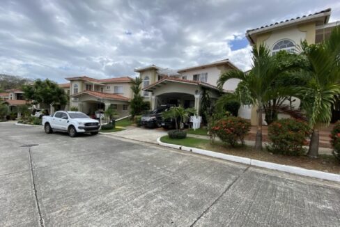 spacious-family-home-in-brisas-del-golf-panama-city-panama-ushombi-2