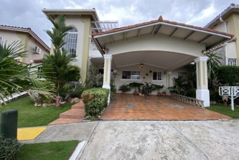 spacious-family-home-in-brisas-del-golf-panama-city-panama-ushombi-3